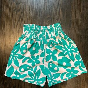 NWOT Tea Collection Green and White Tropical Floral Girls Kids Shorts size 10